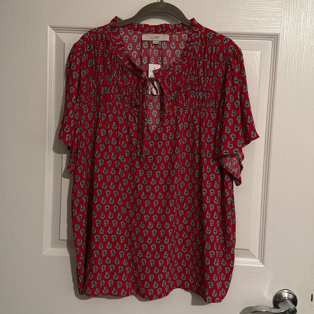 LOFT NWT Paisley Ruched Ruffle Tie Neck Top in Red White Black. Women’s XL